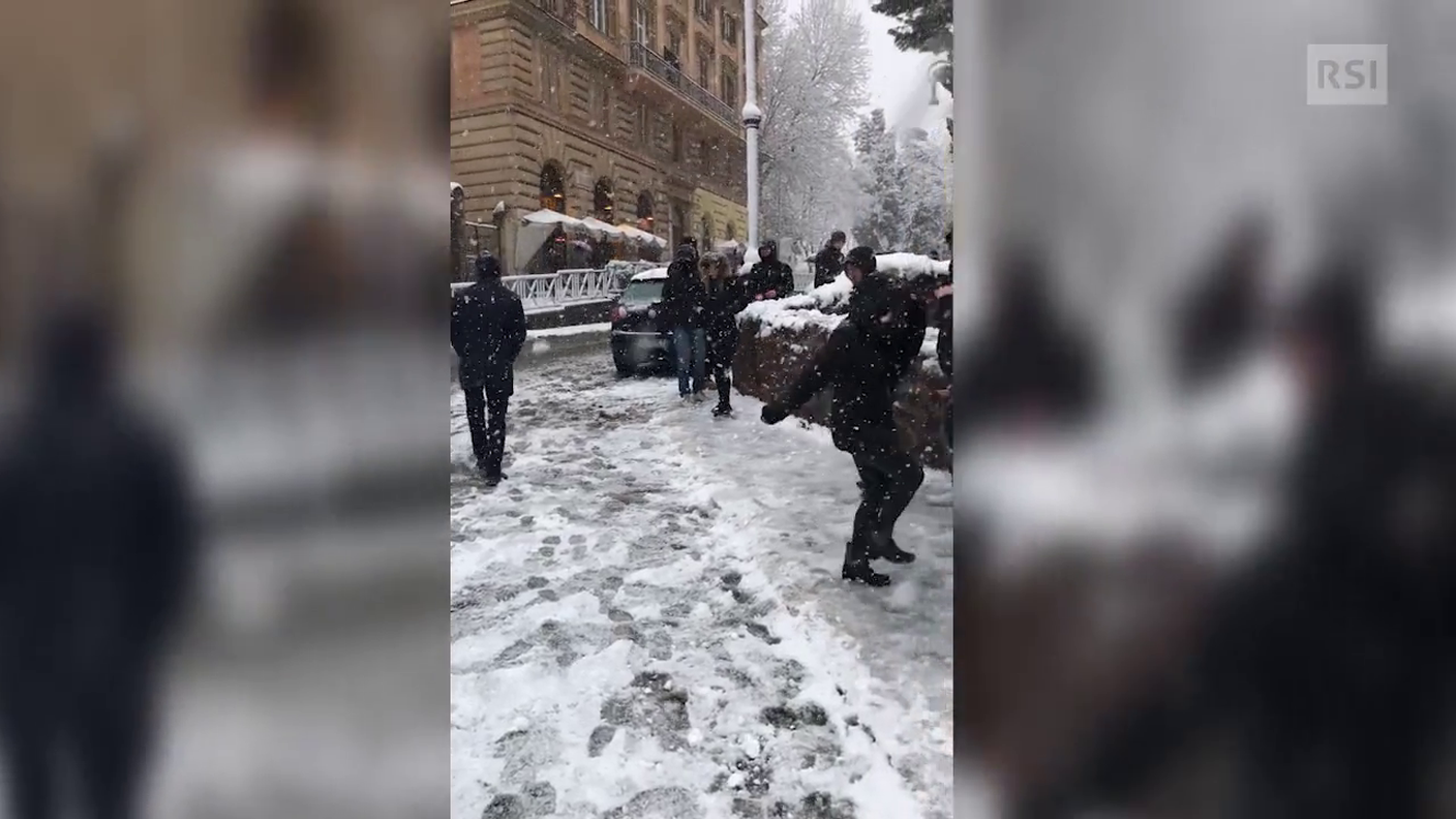 Roma bloccata dalla neve? I romani non perdono il buonumore