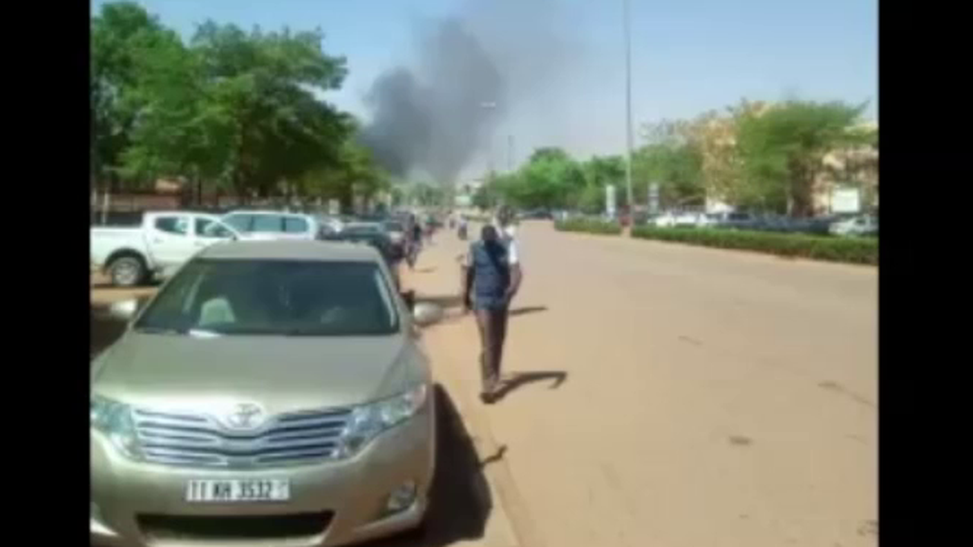 Attacco a Ouagadougou, le immagini catturate nella capitale del Burkina Faso