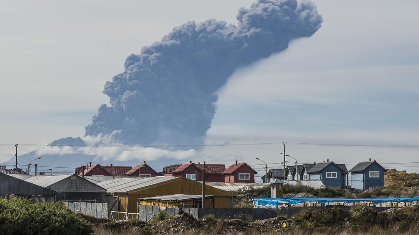 La colonna di fumo ha raggiunto i 4 chilometri di altezza