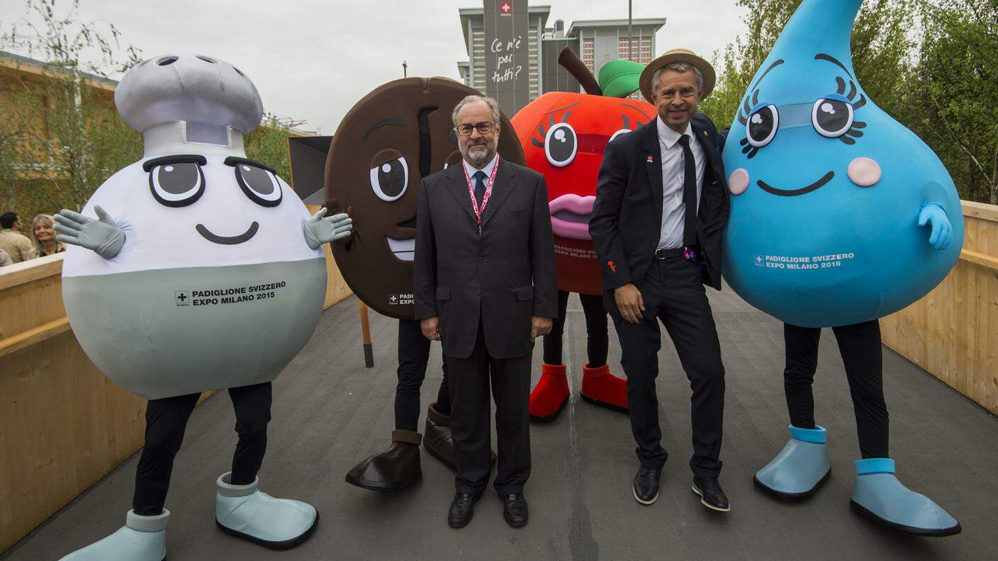 Nicolas Bideau e Dante Martinelli insieme alle quattro mascottes alimentari svizzere: sale, caffè, mele e acqua