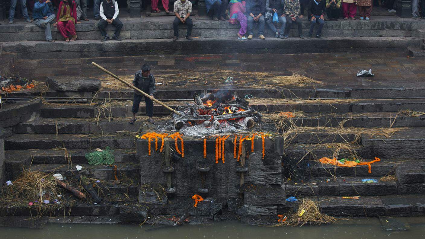 Cremazione delle vittime sulle rive del Bagmati