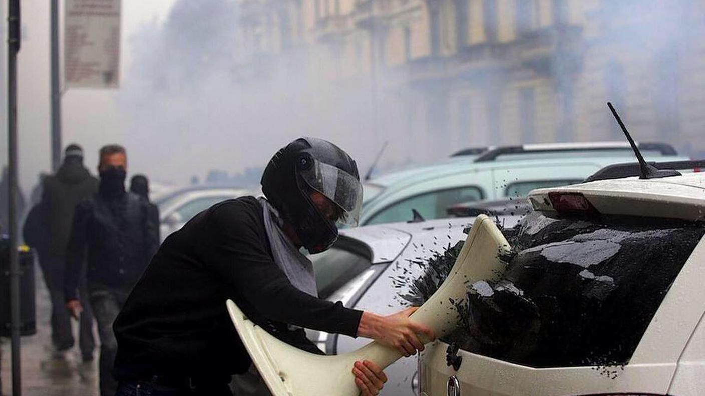 I vandali hanno distrutto tutto sulla propria strada
