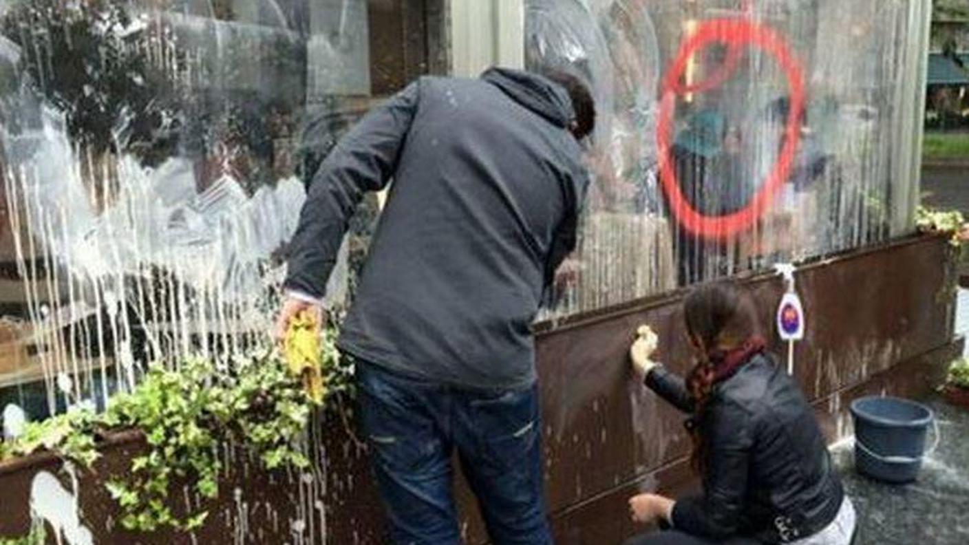 I milanesi ripuliscono quanto danneggiato dai black bloc