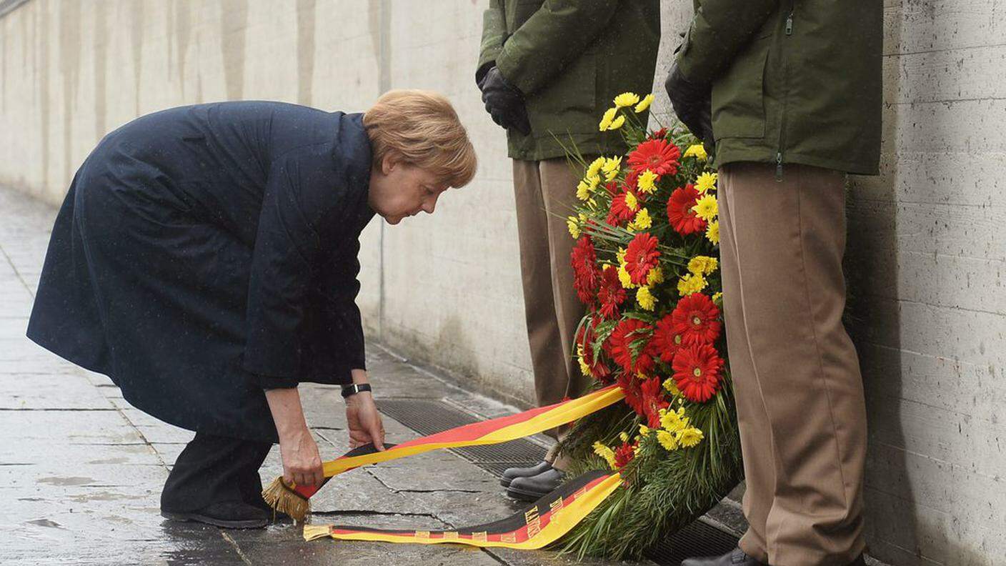 Angela Merkel deposita una corona di fiori davanti al forno crematorio