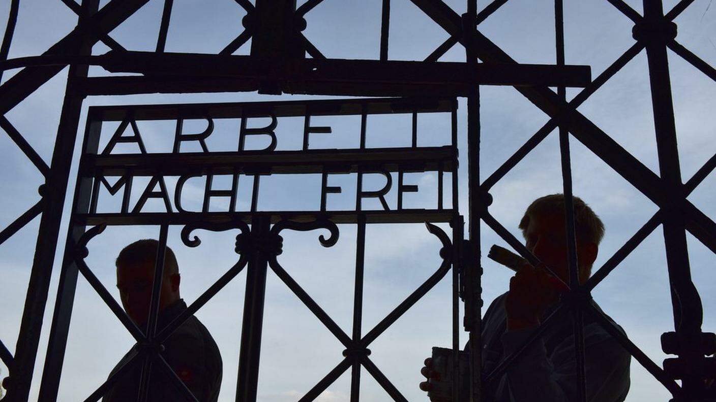 Il motto dei nazisti ben visibile sul cancello d'entrata del lager