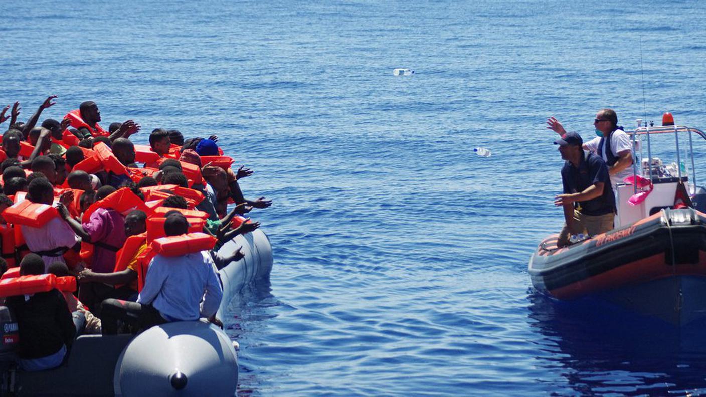 Uno dei tanti gommoni presi in consegna sabato