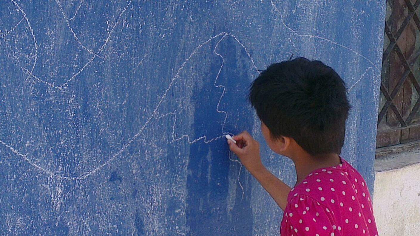 "Molti muri sono crollati in Nepal, la "parete blu" è lì, in piedi ad accogliere i gesti e i grafi delle persone. Ho l'impressione che la vita abbia preso nuovamente il testimone"...