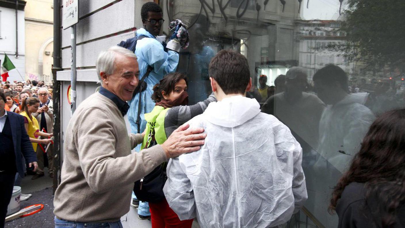 I vandalismi non hanno tolto il sorriso al sindaco