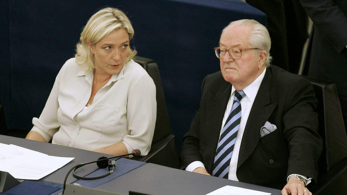 Jean-Marie Le Pen accanto alla figlia Marine