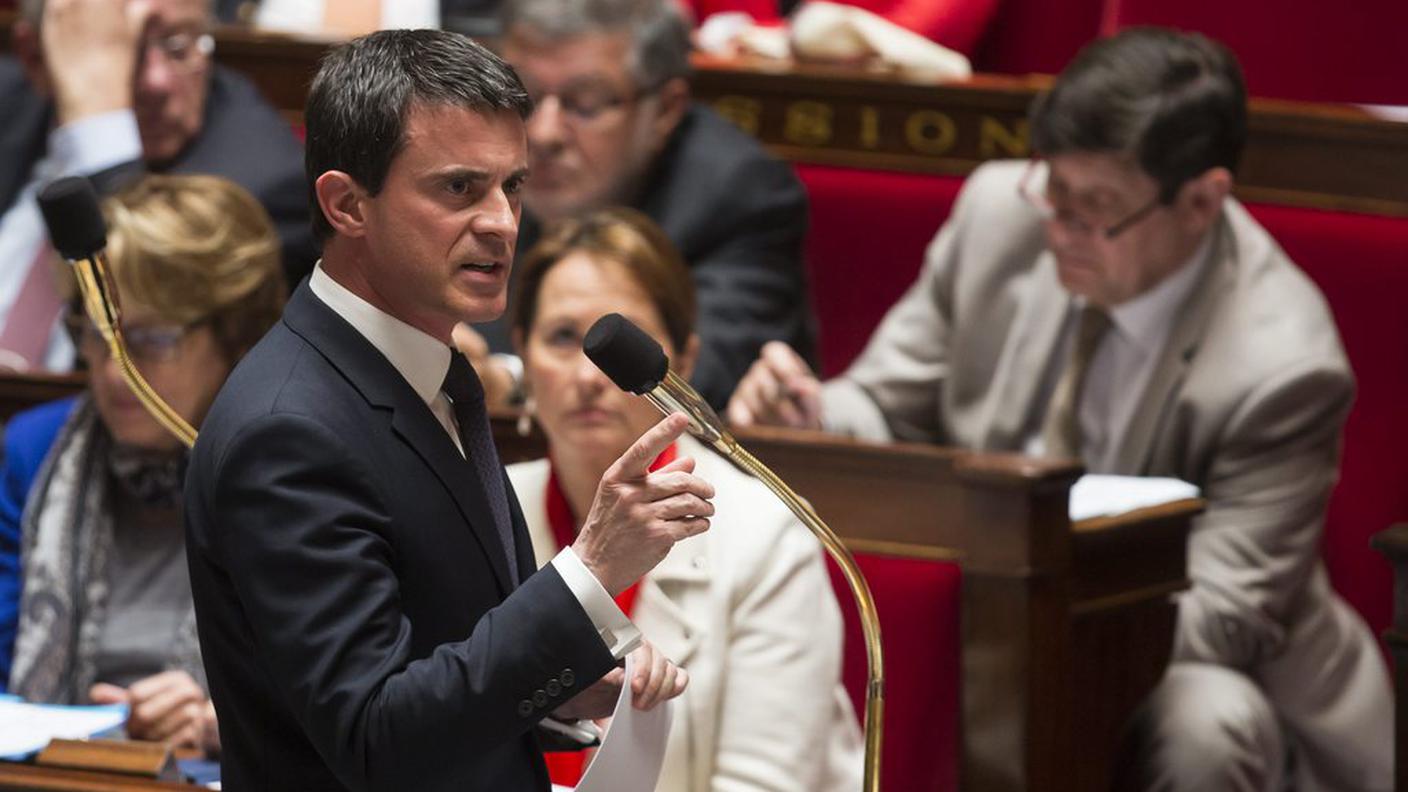 Il primo ministro francese Manuel Valls, di fronte all'Assemblée Nationale