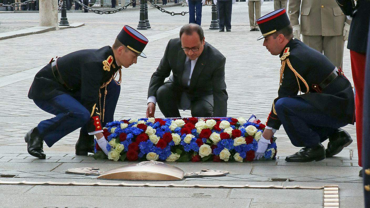 Hollande ha deposto una corona di fiori sulla tomba del milite ignoto
