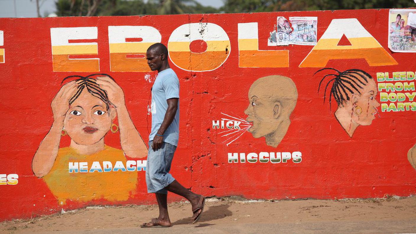 Un murales spiega alla popolazione come riconoscere i sintomi di ebola