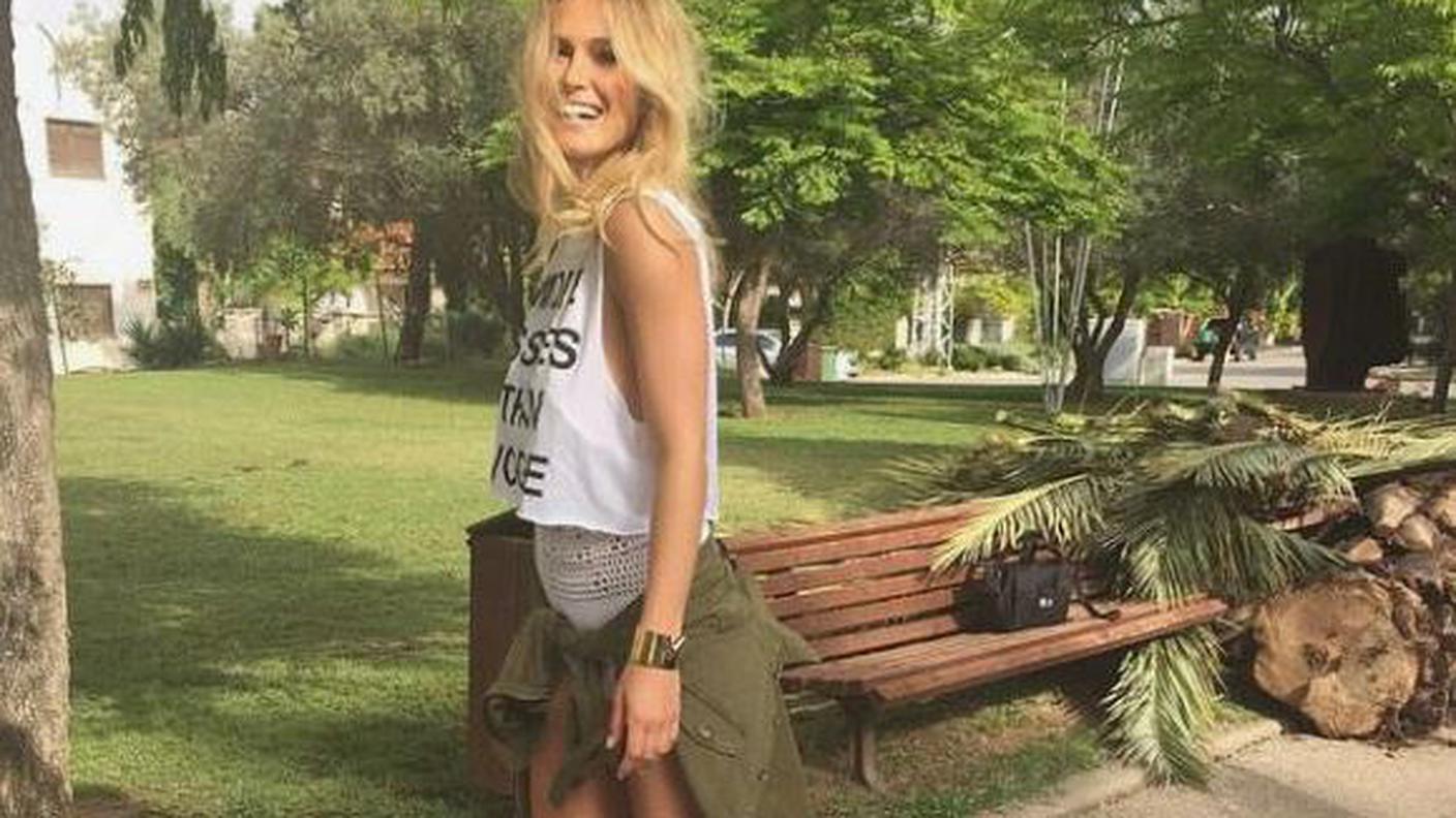 Bar Refaeli in tenuta da pattinaggio, nella foto che la modella ha pubblicato sul suo profilo in internet
