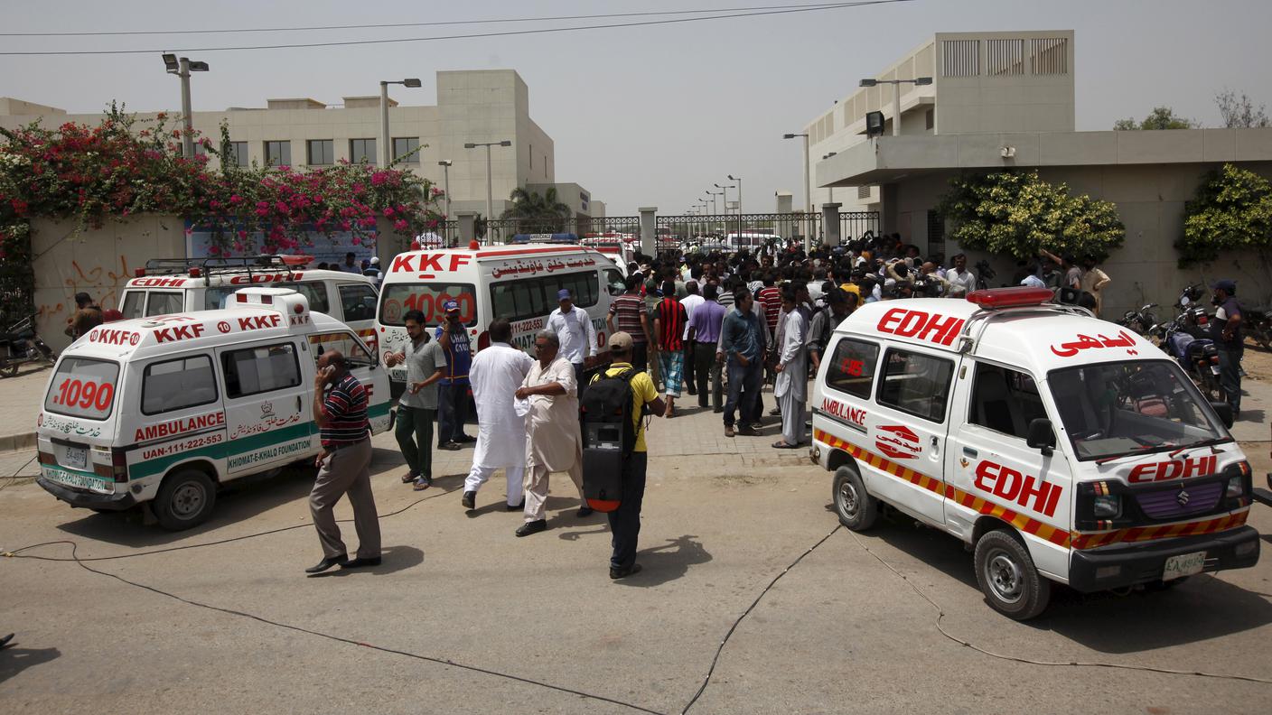 Ambulanze e soccorritori affollano il luogo dell'attacco