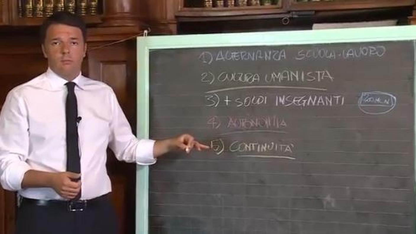 Renzi ha spiegato, in un video, la riforma della scuola con i gessetti colorati. L'immagine ricorda il Silvio Berlusconi alla lavagna per illustrare le grandi opere