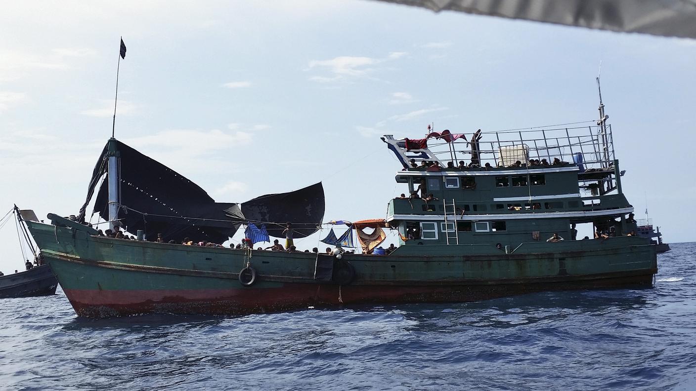 Alcuni barconi riescono ad approdare, molti restano in mare
