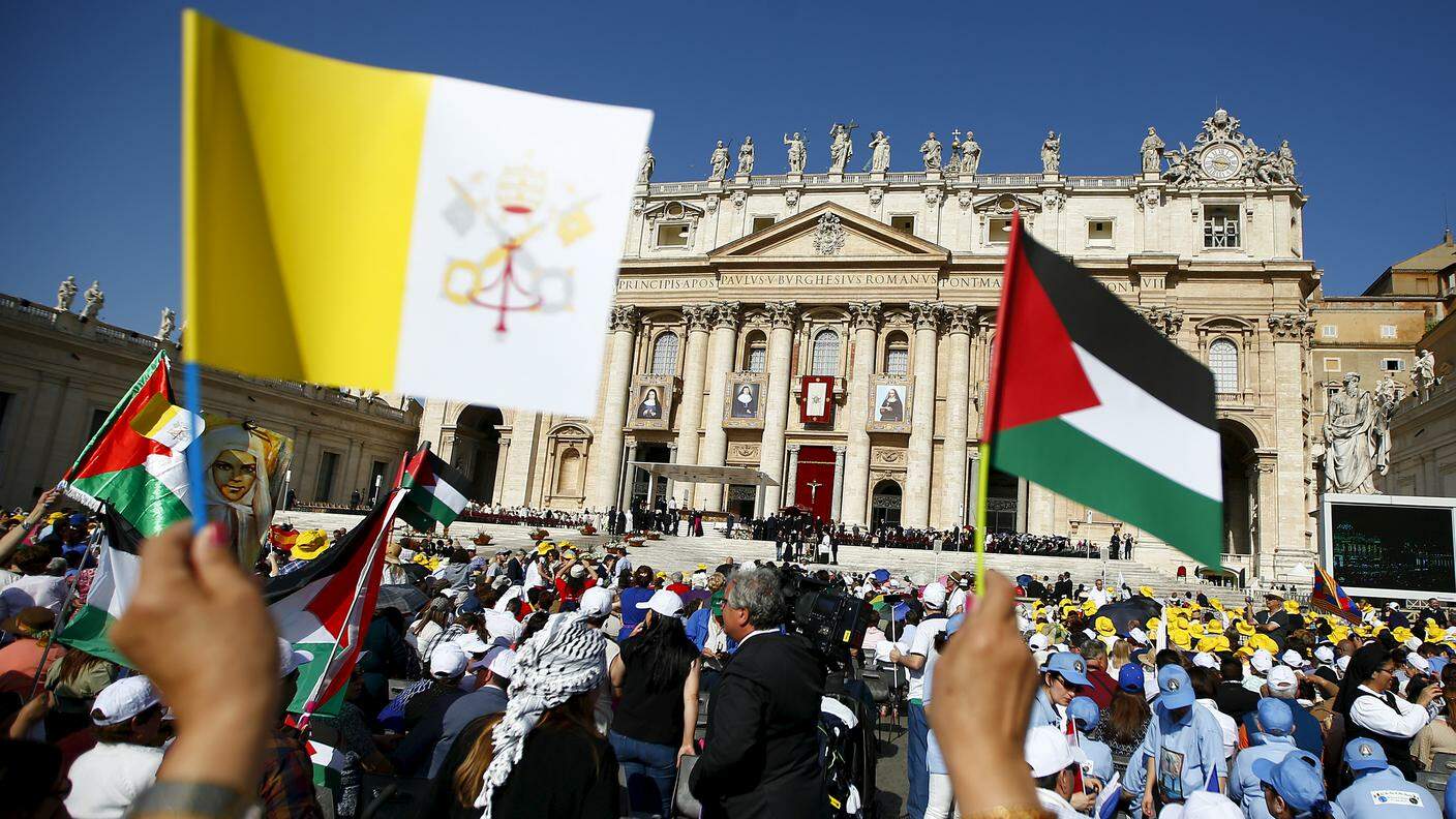 Bandiere palestinesi e del vaticano in Piazza San Pietro
