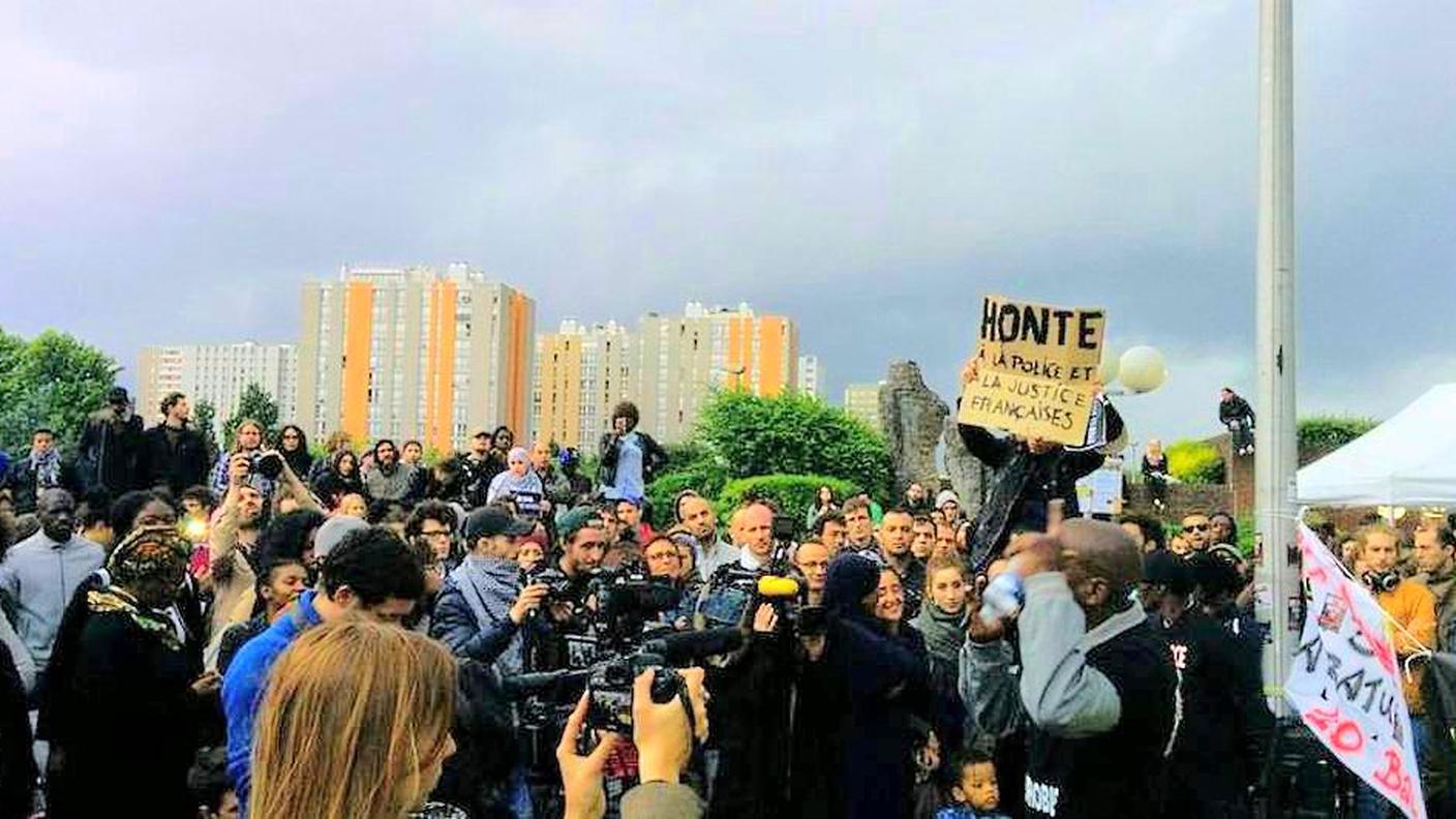 La folla di fronte al Palazzo di giustizia di Bobigny
