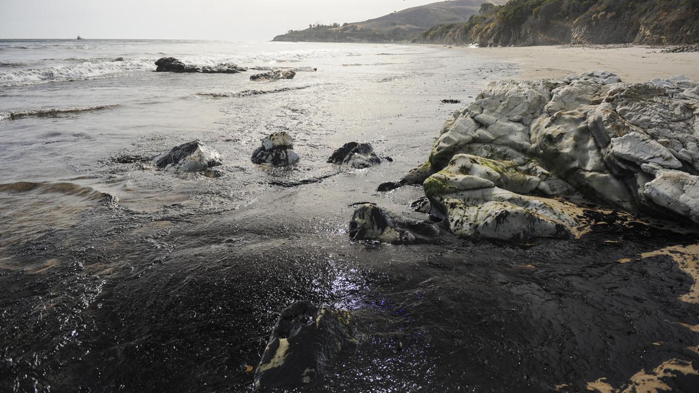 Il petrolio sta raggiungendo la costa