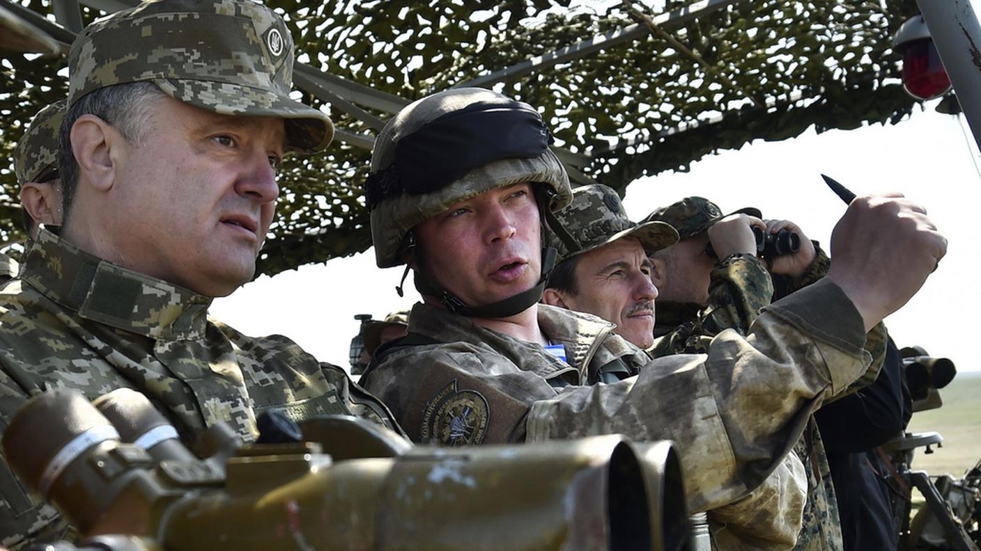 Petro Poroshenko assiste a un'esercitazione militare