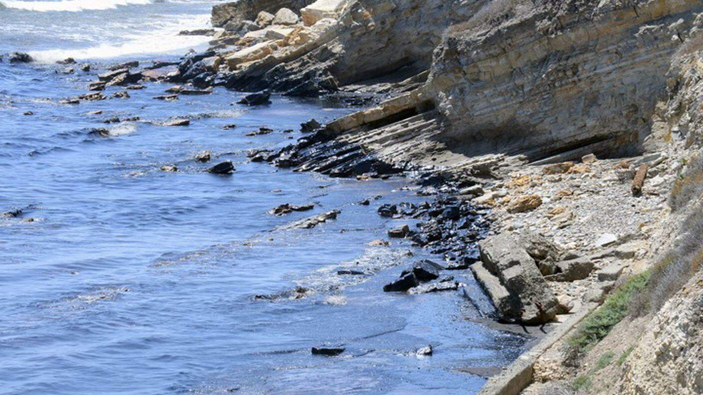 Il greggio fuoriuscito dall'oleodotto ha raggiunto le coste di Santa Barbara, in California
