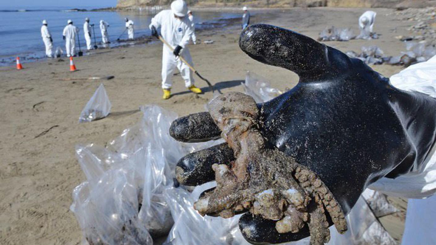 Il greggio fuoriuscito dall'oleodotto ha raggiunto le coste di Santa Barbara, in California