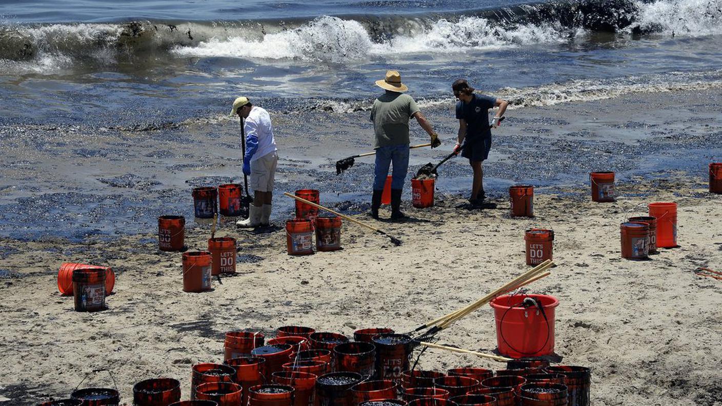 Il greggio fuoriuscito dall'oleodotto ha raggiunto le coste di Santa Barbara, in California