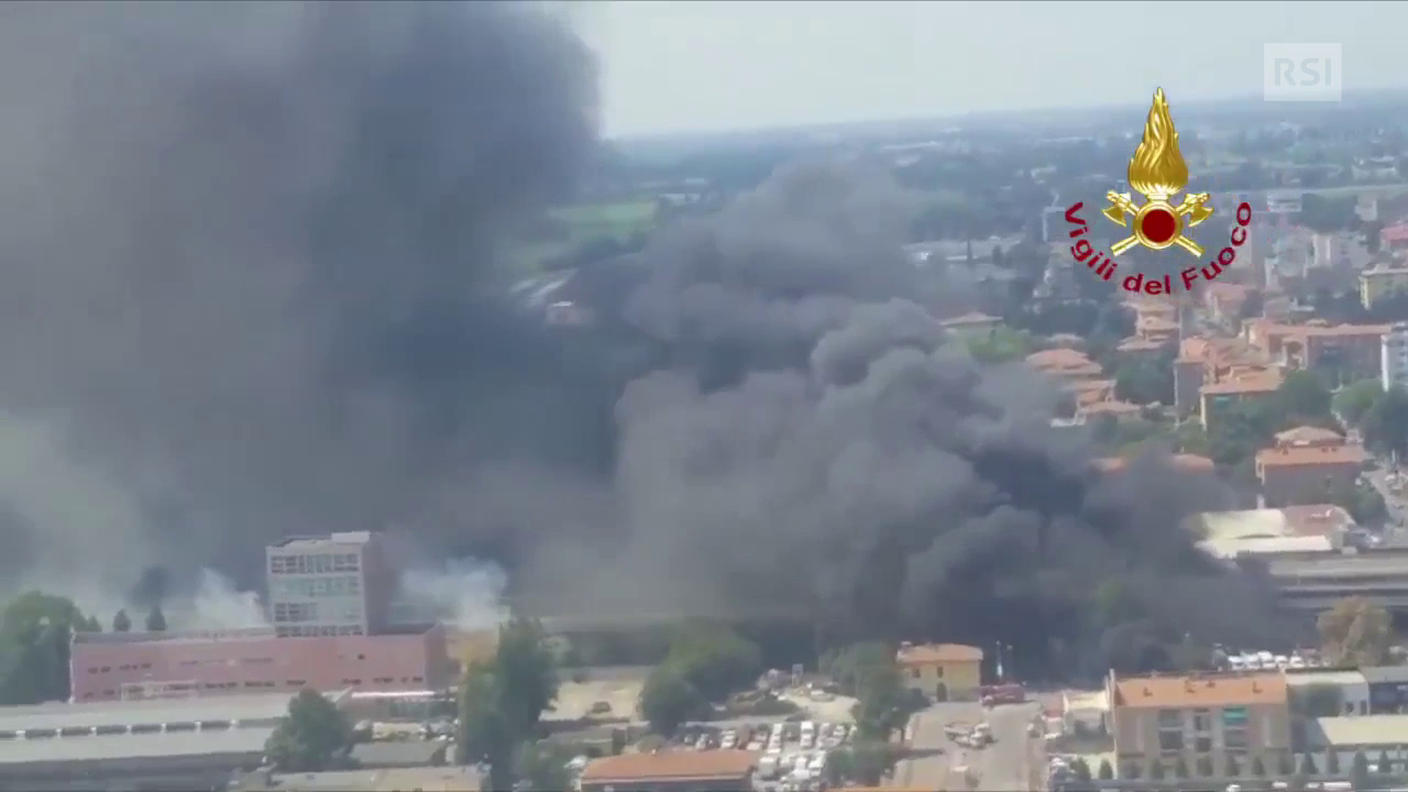 Violento incendio a Bologna, moltissimi i pompieri sul posto