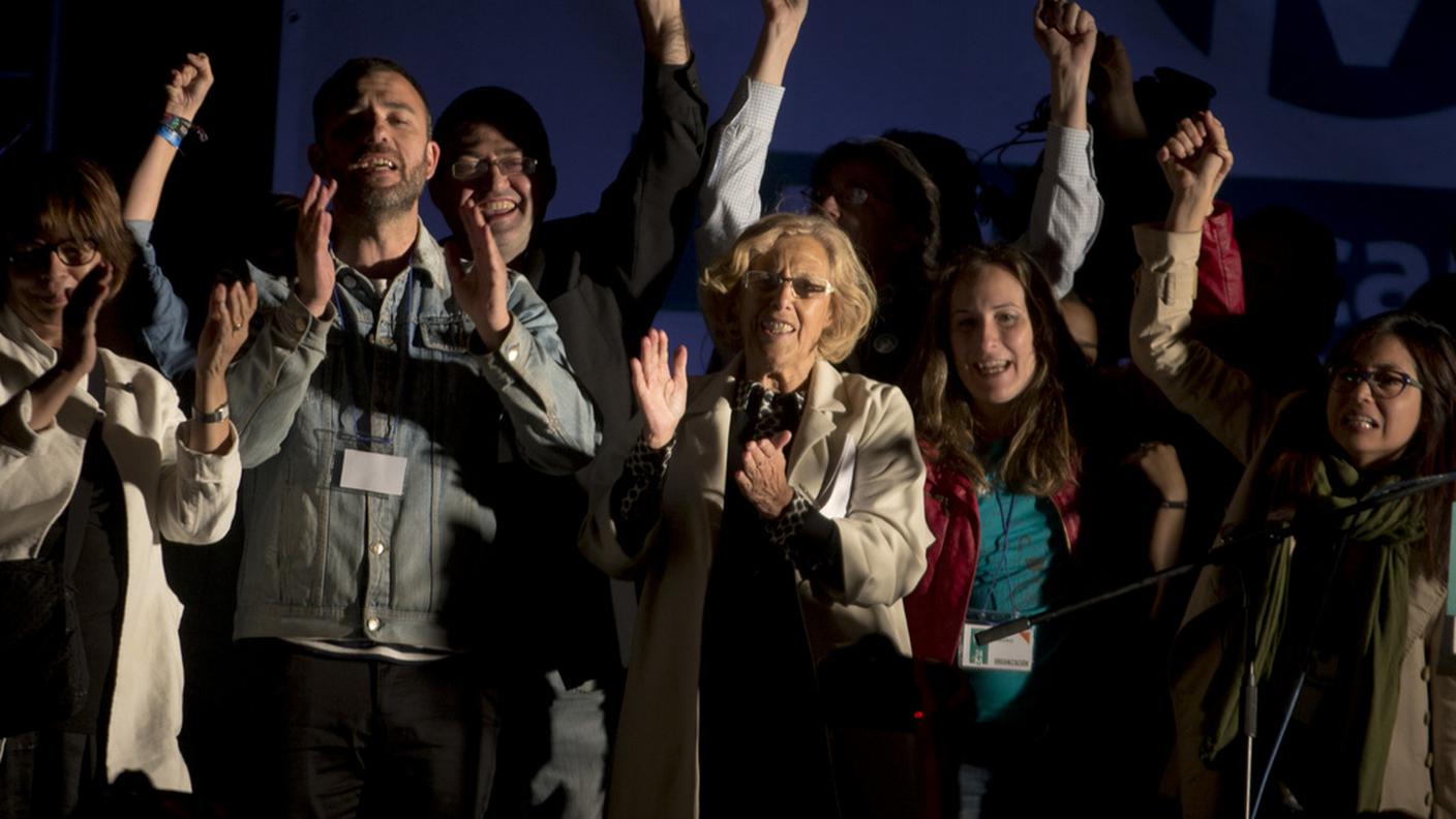 Manuela Carmena di Podemos (al centro)
