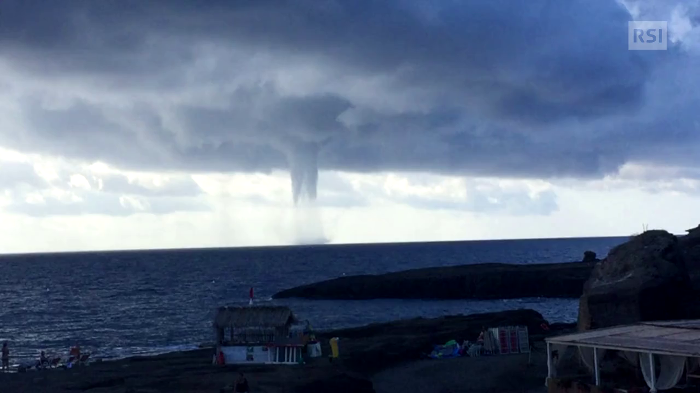 Una tromba marina al largo di Ventotene