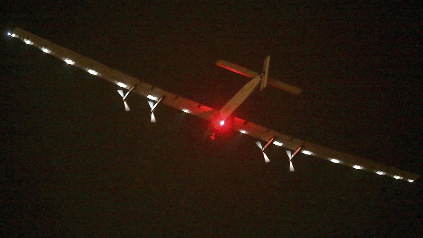 Decollo nella notte a batterie completamente piene