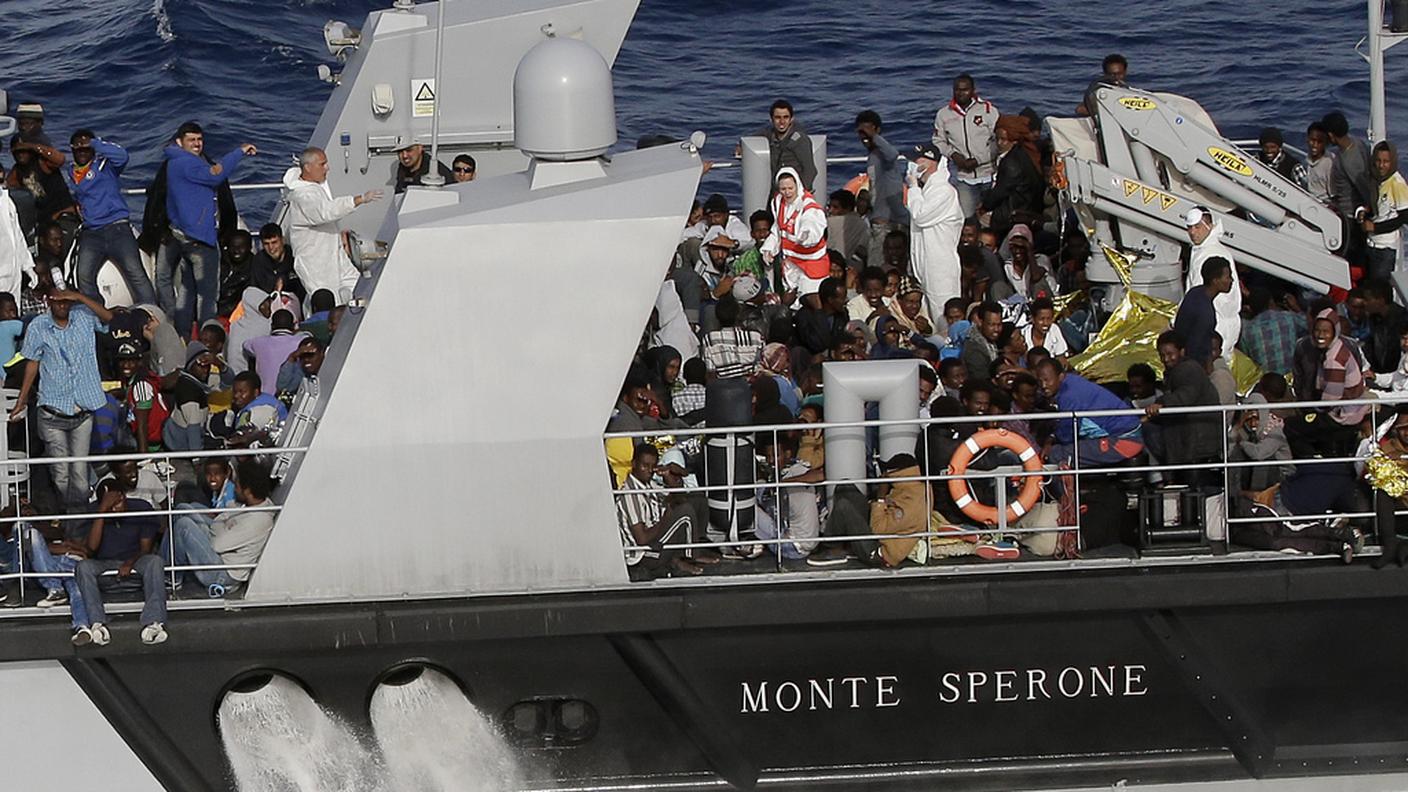 Operazioni di salvataggio in pieno svolgimento nel Mediterraneo