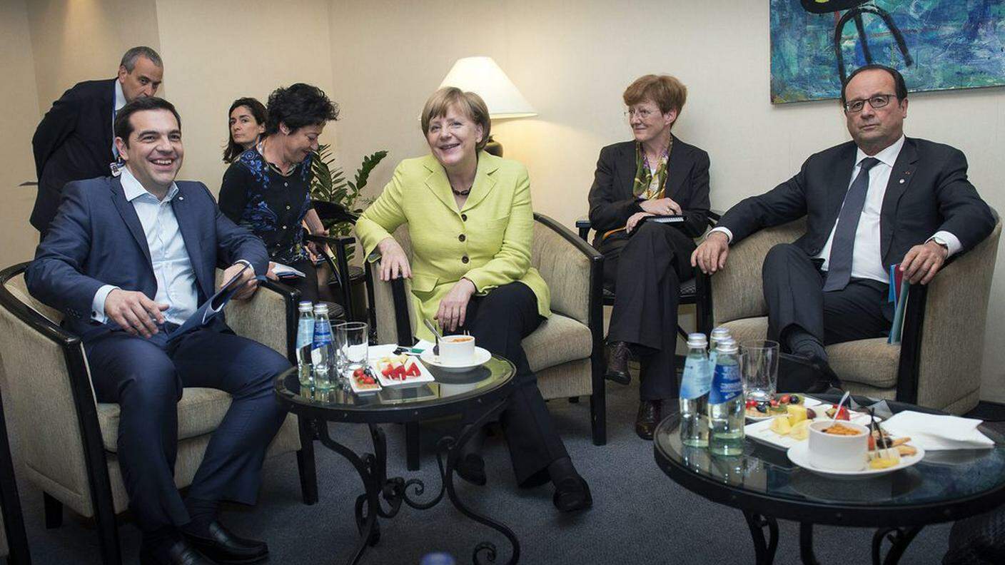 Il primo ministro greco Alexis Tsipras con la cancelliera tedesca Angela Merkel e il presidente francese Francois Hollande (foto d'archivio)