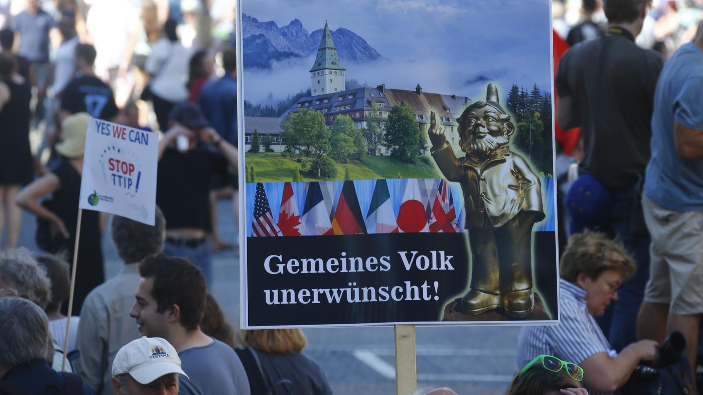 Un cartello dei dimostranti 