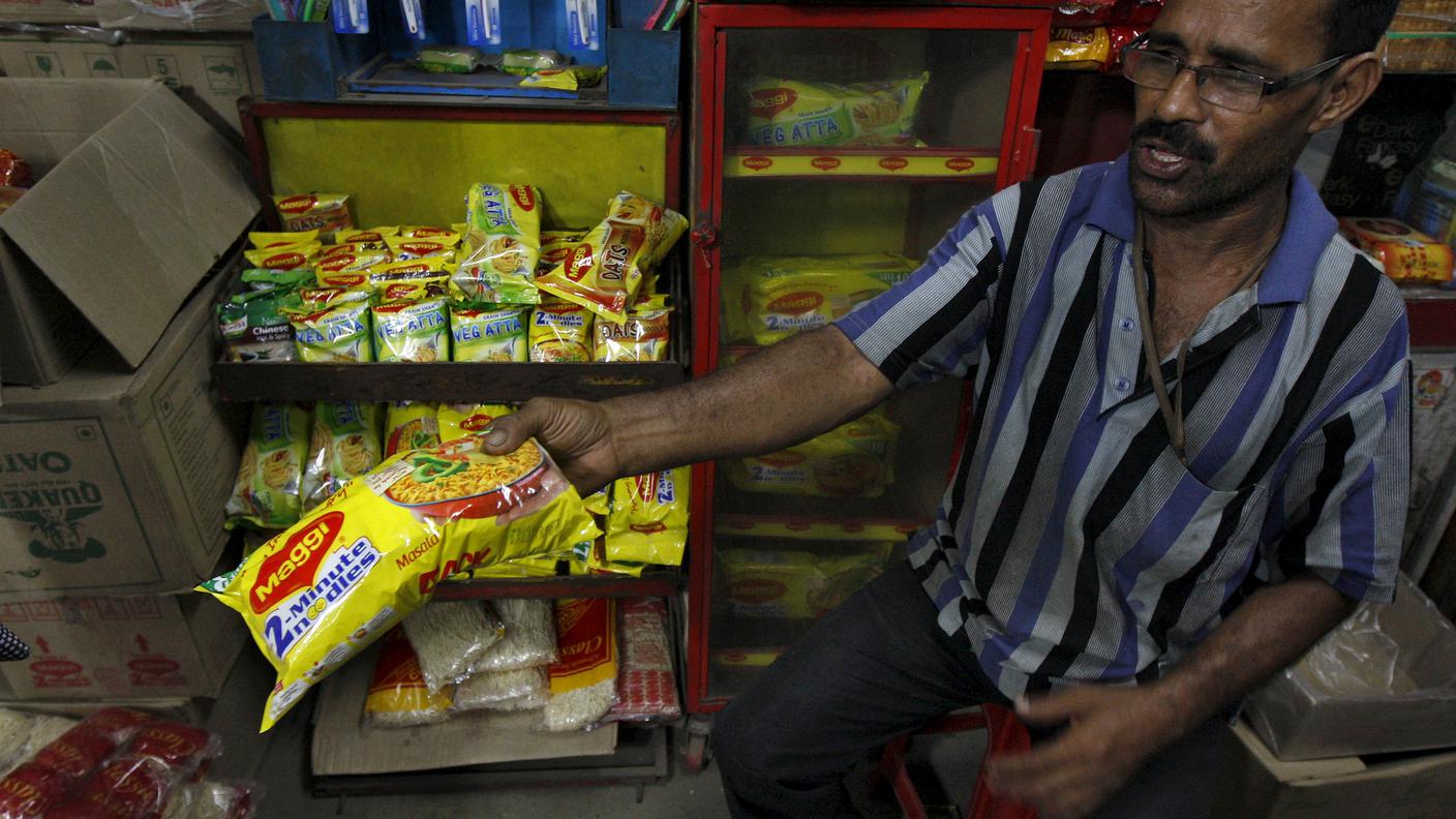 Un commerciante di Calcutta mostra i "noodles" della Maggi