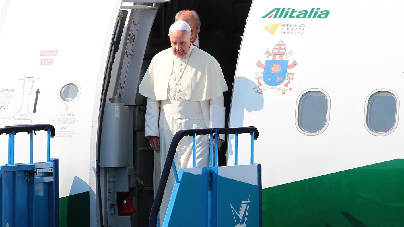 Papa Francesco al suo arrivo all'aeroporto di Sarajevo, sabato mattina