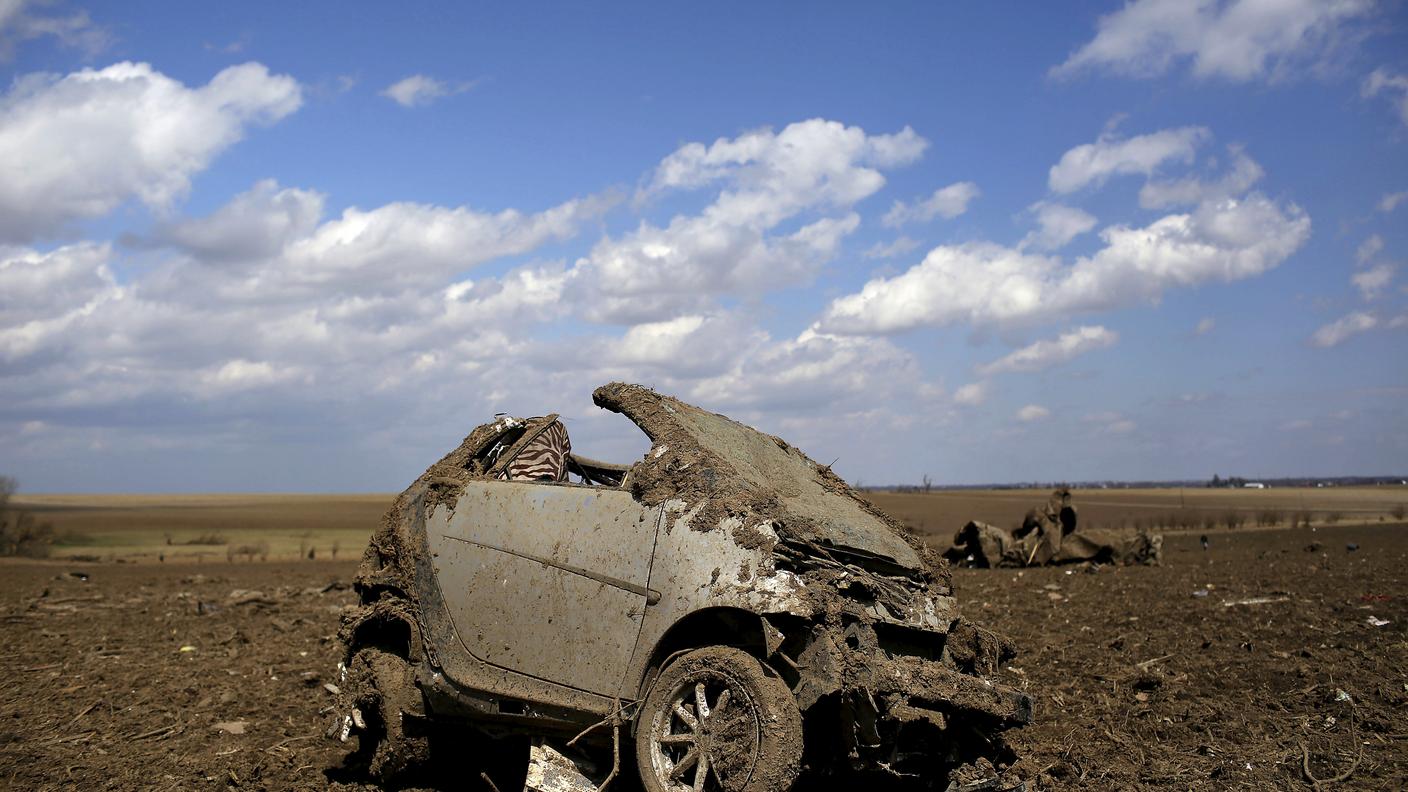 Una smart disintegrata e abbandonata in un campo dal tornado