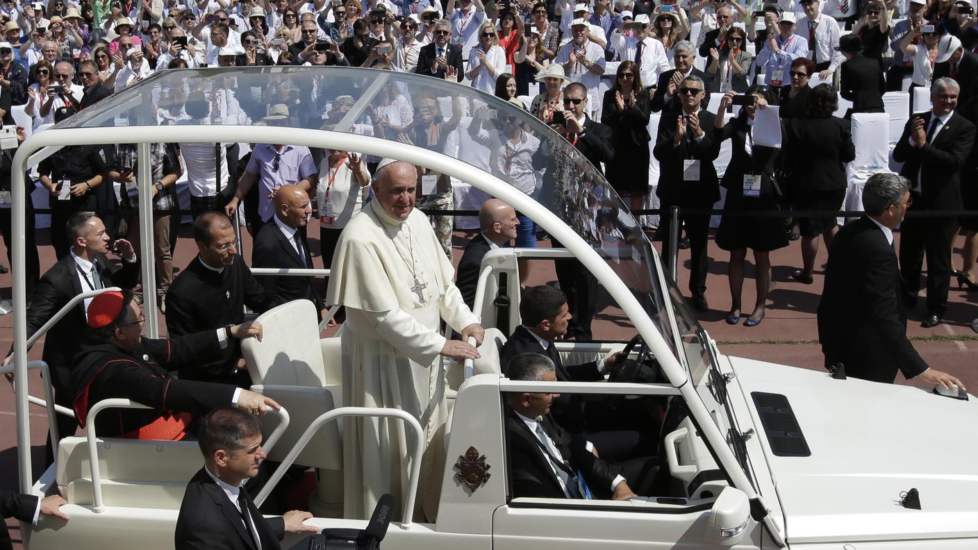 Papa Francesco allo stadio di Sarajevo, accolto da migliaia di persone