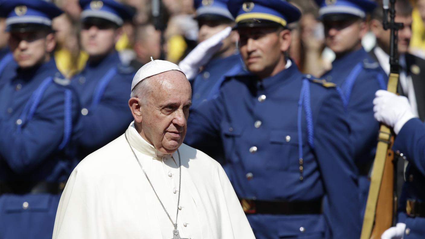 Il Pontefice passa davanti al picchetto d'onore al suo arrivo in Bosnia