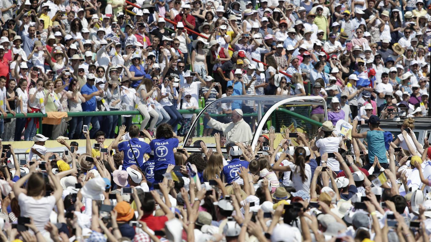 La Papamobile con il Pontefice si perde nell'immensa folla allo stadio 