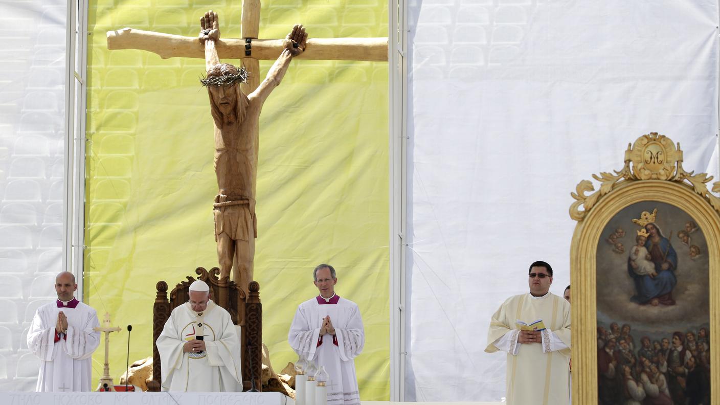 La messa celebrata da Papa Francesco all'interno dello stadio di Sarajevo