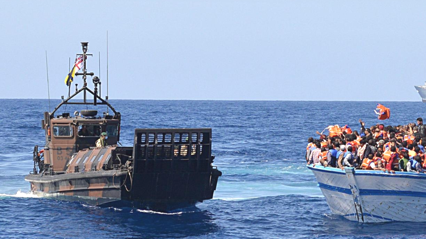 Anche la nave della Marina britannica HMS Bulwark coinvolta nel salvataggio