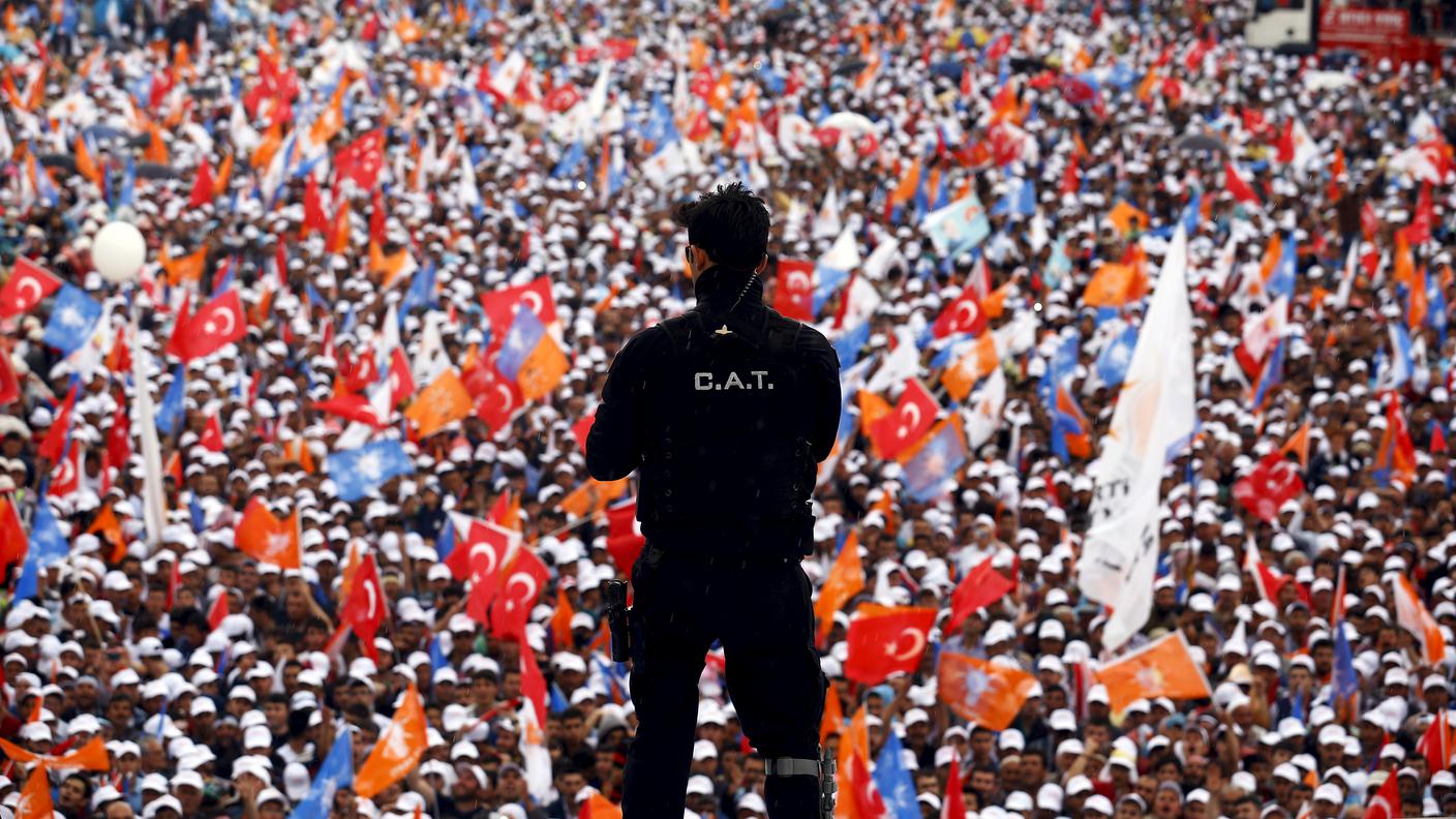 Un'immagine scattata il 6 giugno durante un comizio dell'AKP