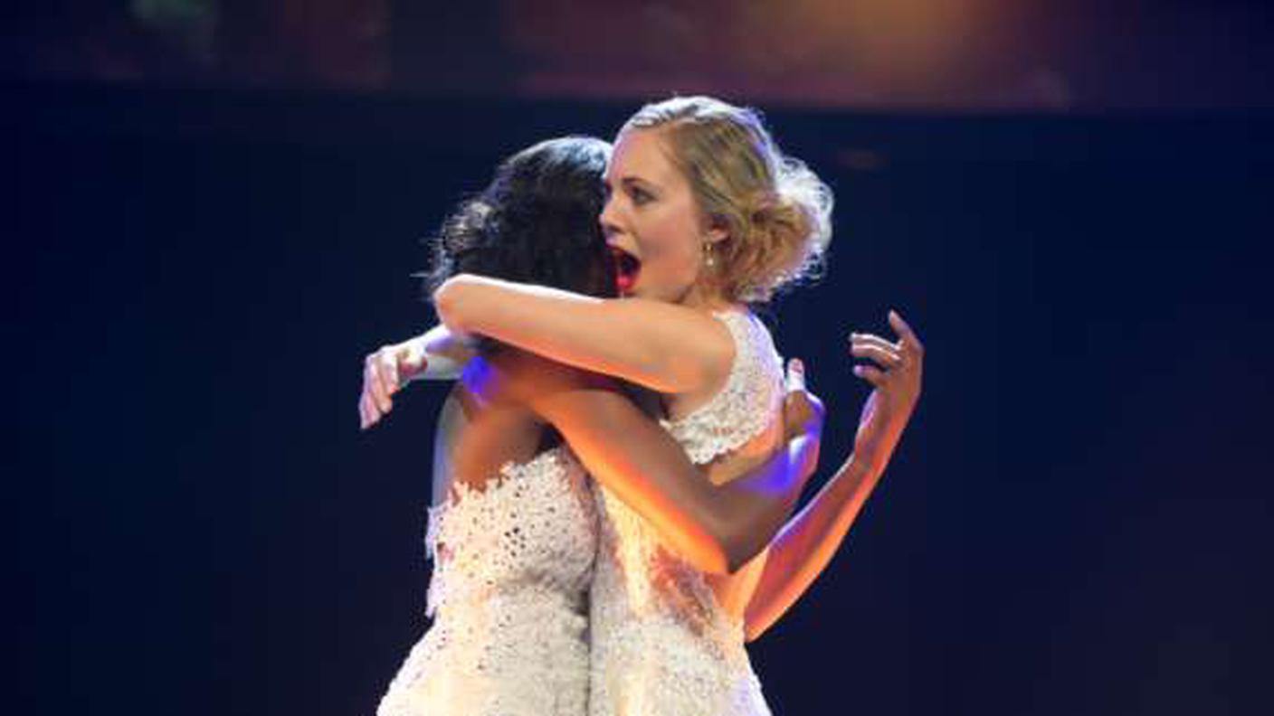 Una felice Corinne Schädler, a destra, è Miss Earth Svizzera 2015 