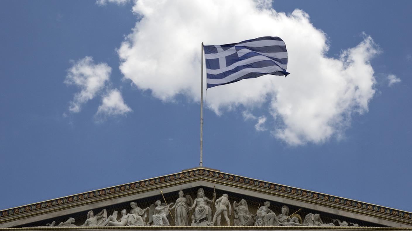 La bandiera greca sull'Accademia di Atene