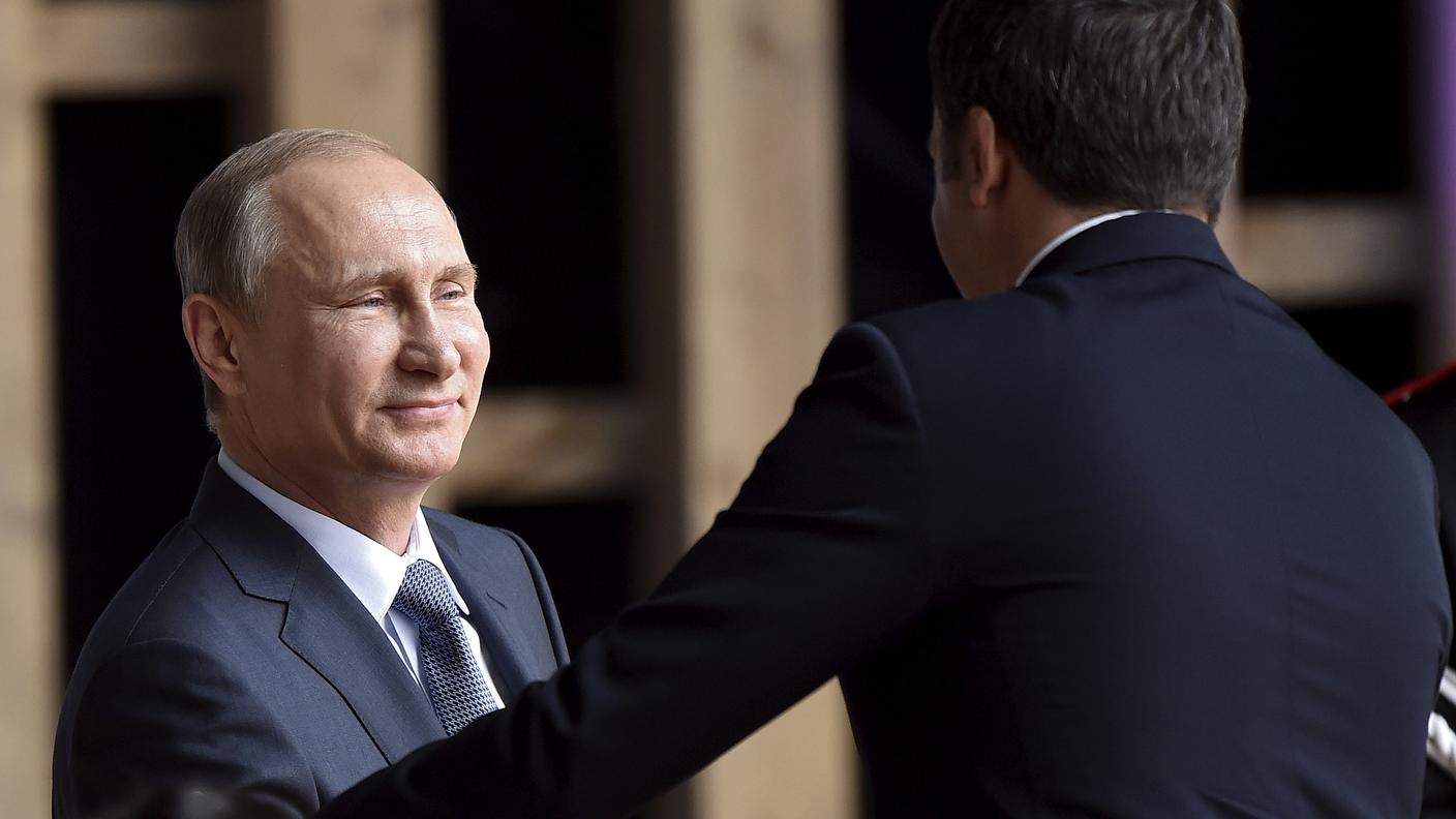 Vladimir Putin accolto da Renzi al suo arrivo negli spazi dell'Expo