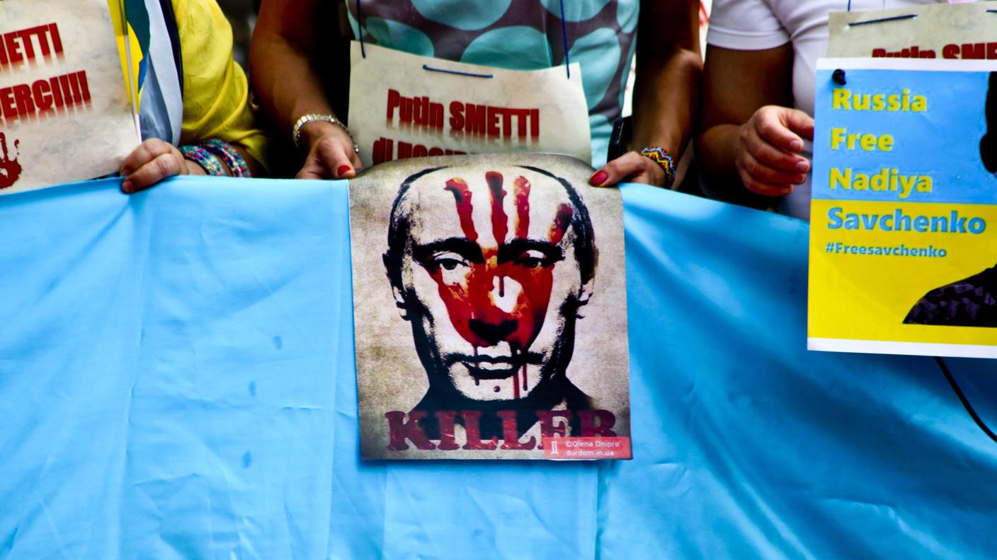 Alcune decine di ucraini hanno manifestato in citta contro Putin accusato di fomentare la guerra nel Donbas