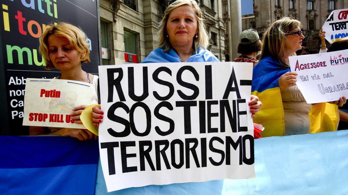 Alcune decine di ucraini hanno manifestato in citta contro Putin accusato di fomentare la guerra nel Donbas.