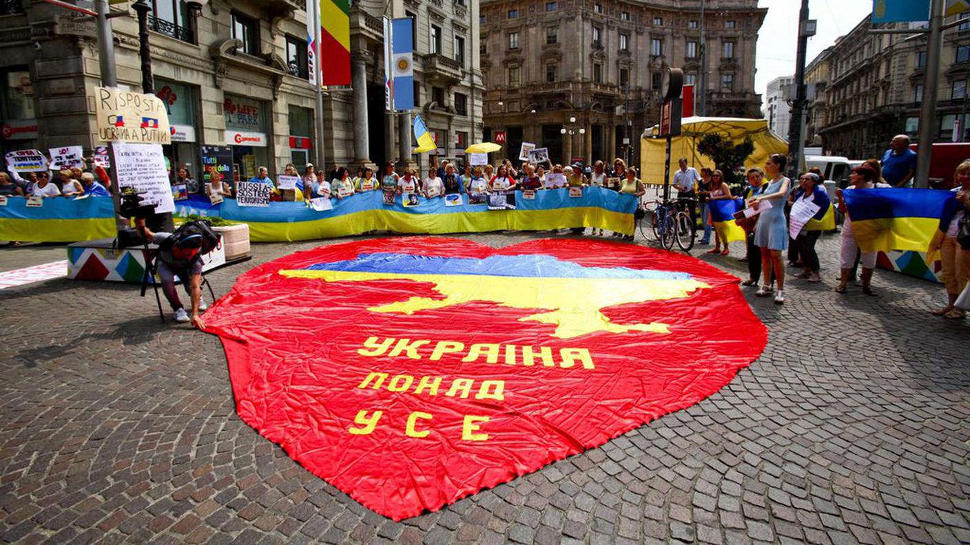 Alcune decine di ucraini hanno manifestato in citta contro Putin accusato di fomentare la guerra nel Donbas.
