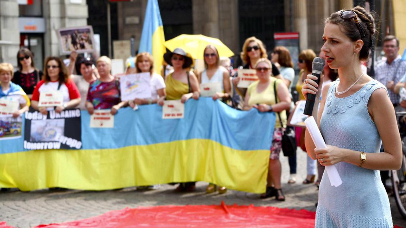 Alcune decine di ucraini hanno manifestato in citta contro Putin accusato di fomentare la guerra nel Donbas.